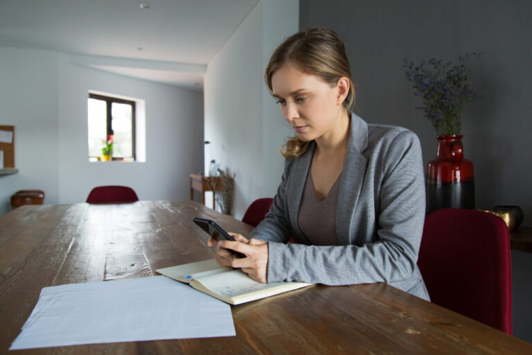 Une femme remplit un formulaire de demande de logement sur son ordinateur.